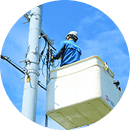 高所作業車で電柱の設備点検を行う作業員