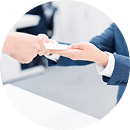 ビジネスシーンで名刺交換を行う様子