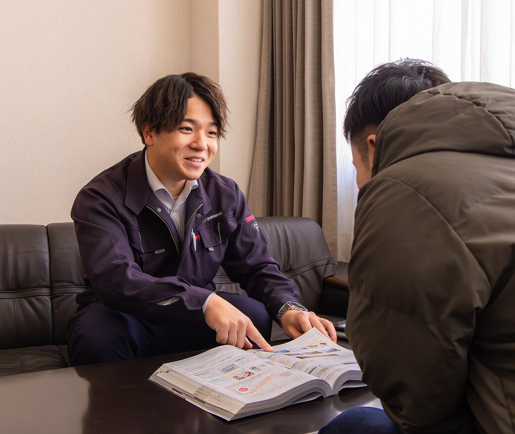 冊子を使って丁寧に説明するスタッフ