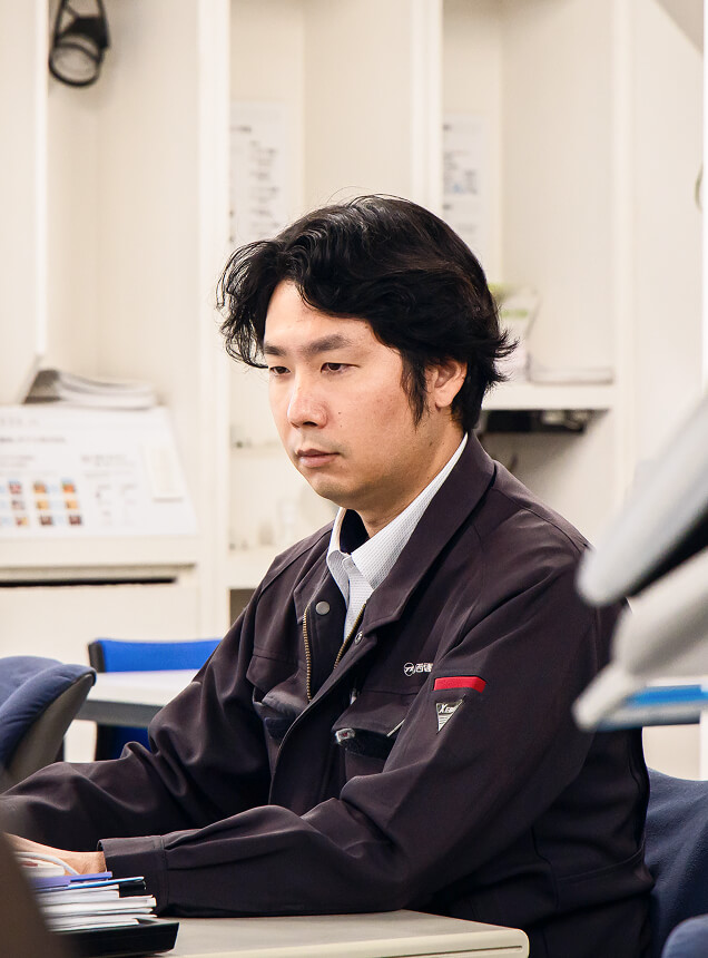 オフィスでパソコン作業を行う男性社員の様子