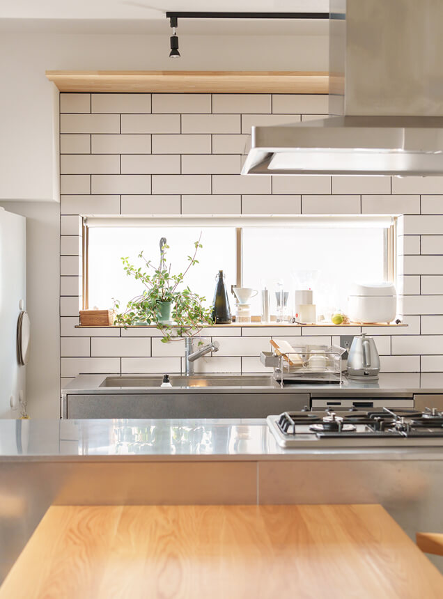 清潔感のあるモダンなキッチンの様子