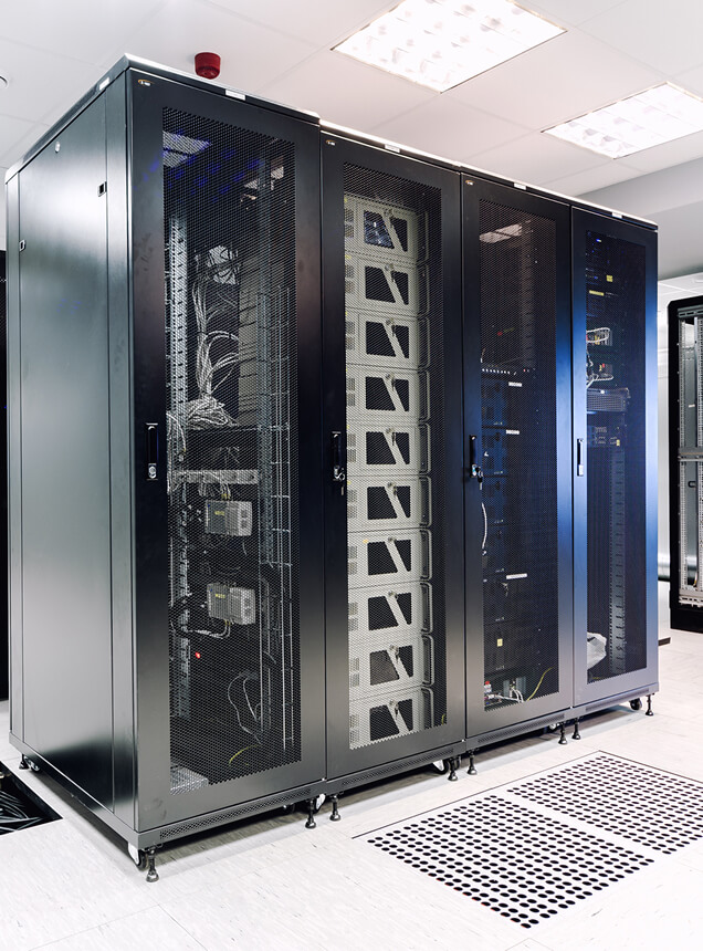 データセンター内のサーバーラックが並ぶ様子