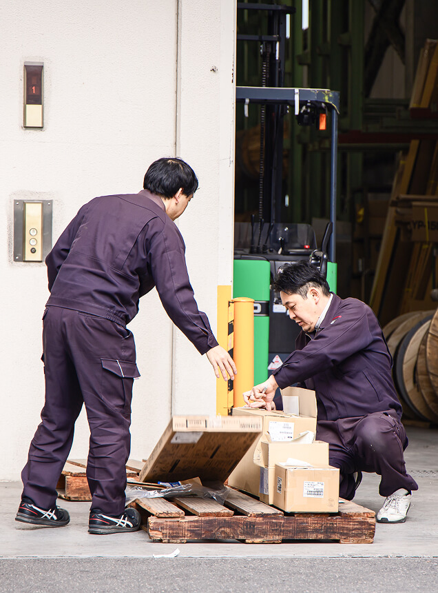 倉庫で荷受け・検品作業を行う社員の様子