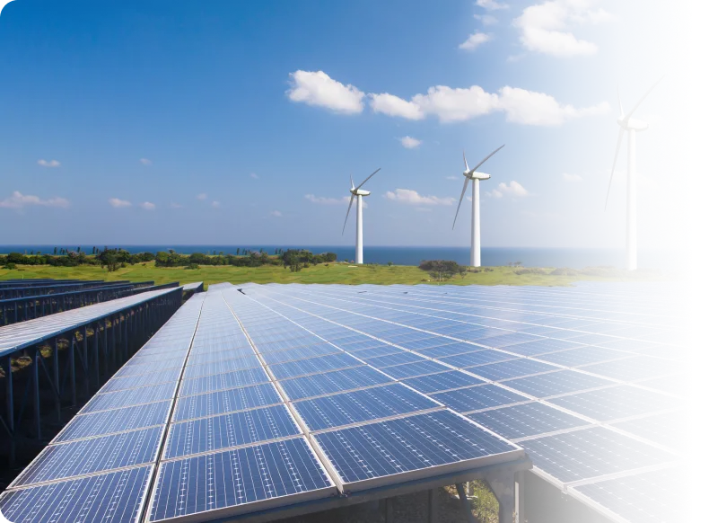 太陽光パネルと風力発電が並ぶ再生可能エネルギー設備