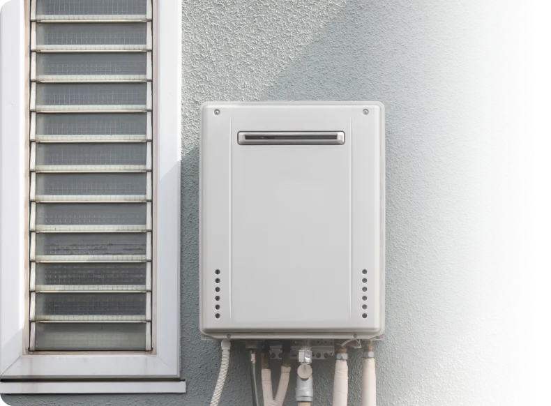 住宅の外壁に設置された給湯器の屋外ユニット