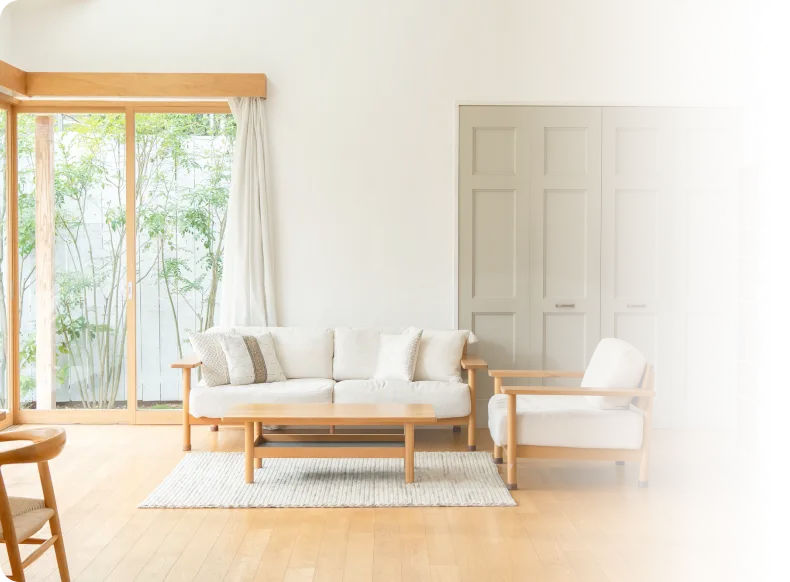木製家具で統一されたシンプルで落ち着いた室内インテリア