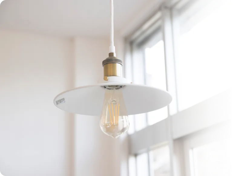 室内に設置されたシンプルなデザインの照明器具