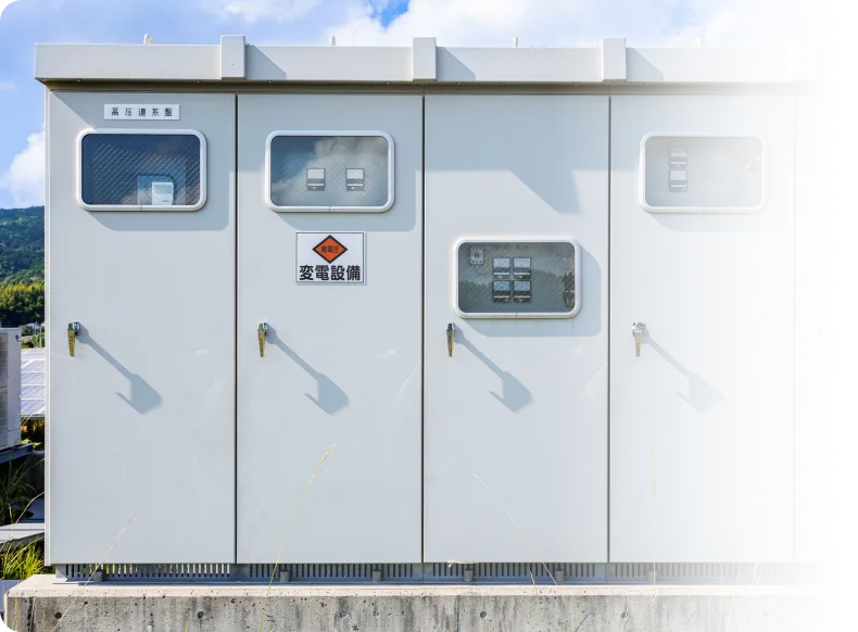 屋外に設置された受変電設備の制御盤