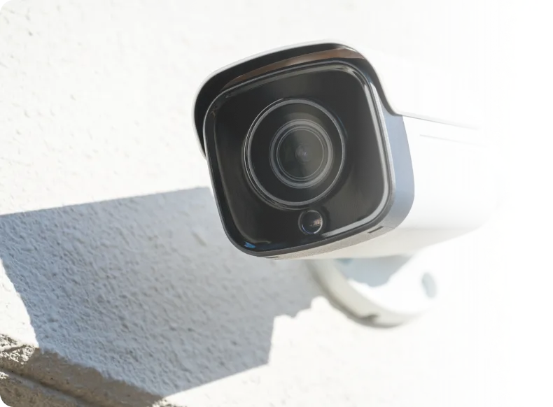 建物の外壁に設置された防犯カメラ