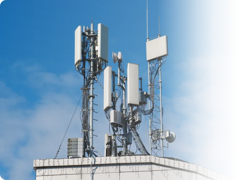 建物屋上に設置された通信基地局のアンテナ設備