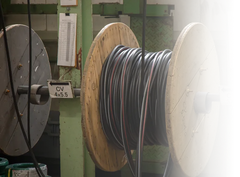 ケーブルが巻かれた電線ドラム