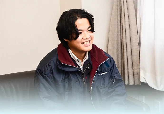 インタビューに答える若手社員の様子