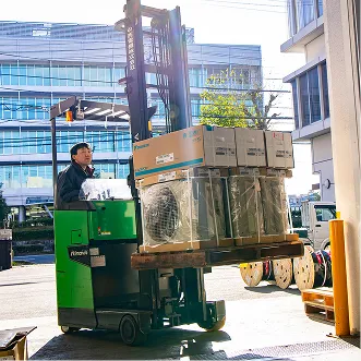フォークリフトで商品を移動させている社員
