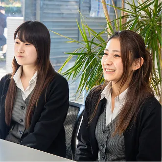 打ち合わせに参加する女性社員