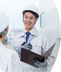 現場で打ち合わせを行う社員達