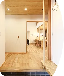 木目調の床と天井が特徴の住宅内観