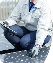 太陽光パネルを点検する作業員