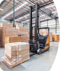 倉庫内でフォークリフトにより荷物を搬送する様子