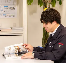 カタログを確認し商品知識を学ぶ社員
