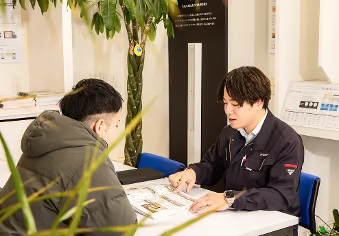 お客様に説明を行う社員