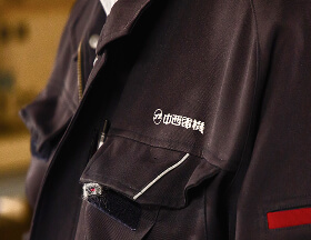 社名ロゴ入り作業着のクローズアップ