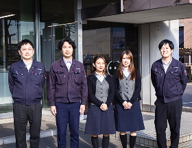 社屋前に並ぶ社員集合写真