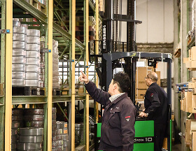 倉庫内でフォークリフトを操作する作業員