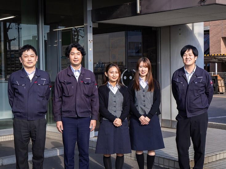 緑の公園を歩く家族3人の後ろ姿