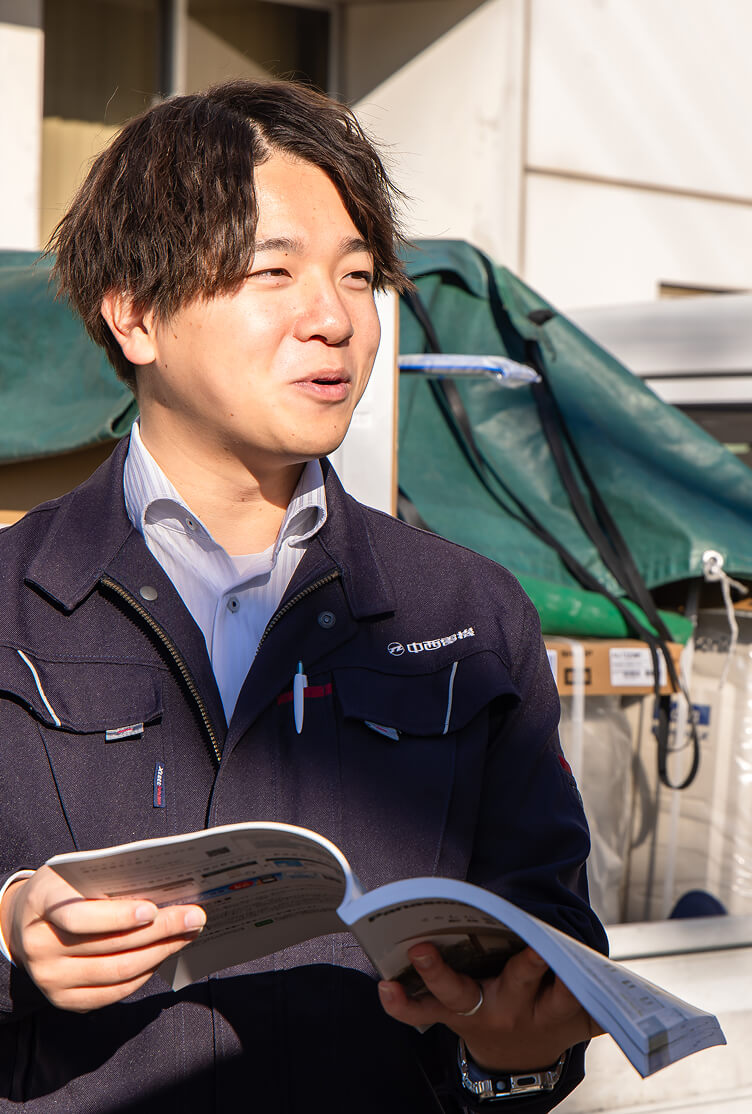 顧客に笑顔で説明をするスーツ姿の男性営業担当者