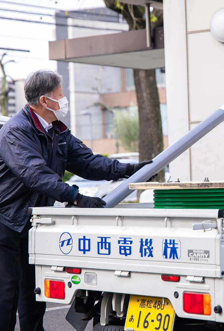 リビングで走る女の子を笑顔で見守る両親