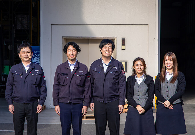 タブレットを使いながら来訪者に説明する女性社員