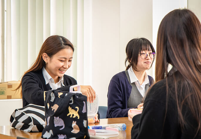 面談中に笑顔で話す男性社員