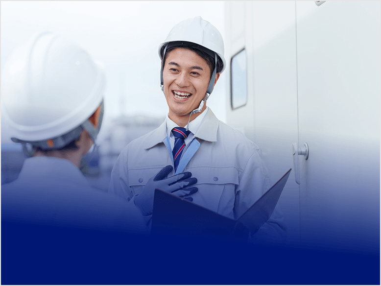 ヘルメットを着用し打ち合わせを行う作業員