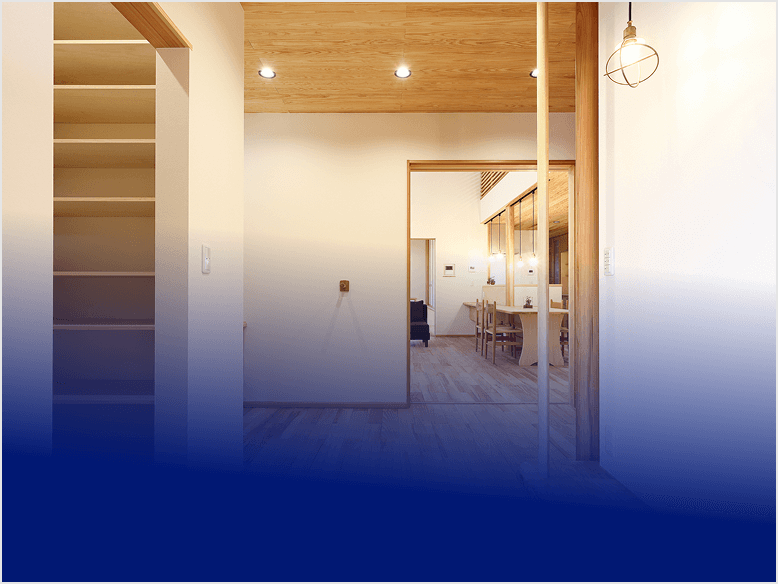 木の温もりを感じる明るい住宅の室内空間